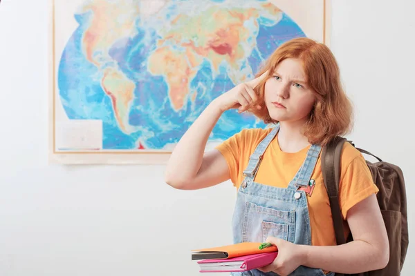 Menina adolescente fica no mapa geográfico — Fotografia de Stock