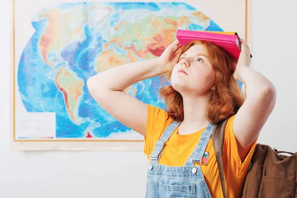 Menina adolescente fica no mapa geográfico — Fotografia de Stock