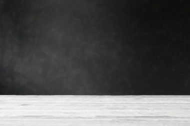 Beyaz ahşap masa ve koyu Duvar ile arka plan