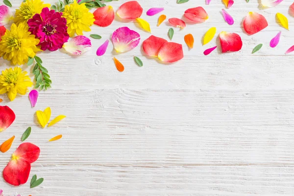 Flores de verano rojas y amarillas sobre fondo blanco de madera —  Fotos de Stock