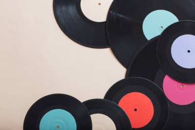 Kağıt arkaplanda müzik kayıtları. Retro müzik kavramı