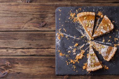 ahşap masada kabak pasta parçaları