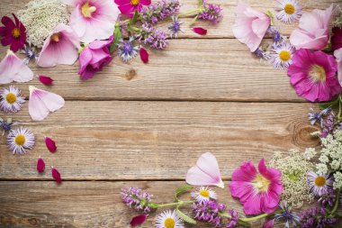 eski ahşap arka planda yaz çiçekleri