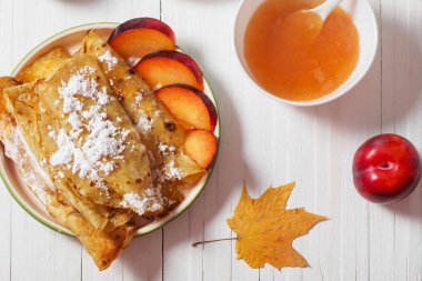 çay ve Erik beyaz tahta masada krep