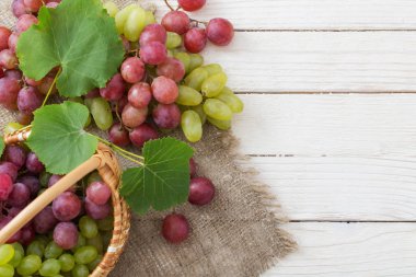 Ahşap zemin üzerinde üzüm