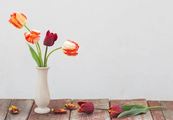 Tulpen in der Vase auf weißem altem Hintergrund — Stockfoto