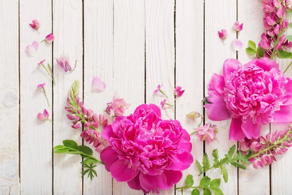 Rosa hermosas flores sobre fondo de madera blanca — Foto de Stock