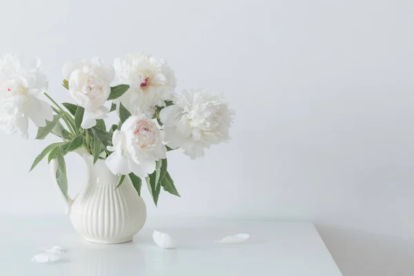 Pivoines fleurs en vase sur fond blanc — Photo