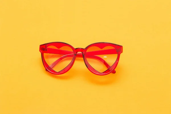 Rote Sonnenbrille auf gelbem Hintergrund — Stockfoto
