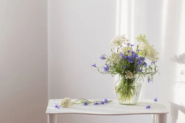 Bouquet de bleuets en pot sur étagère en bois blanc — Photo