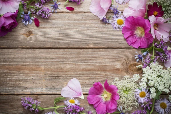 eski ahşap arka planda yaz çiçekleri