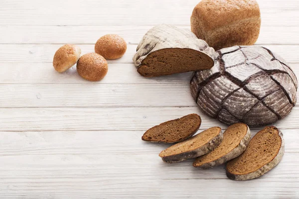 Diferentes tipos de pão no fundo de madeira — Fotografia de Stock