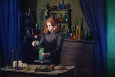 Genç cadı evde. Cadılar Bayramı konsepti