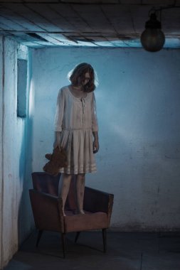 Korku filmindeki beyaz elbiseli korkunç kız.
