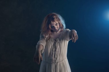 Korku filmindeki beyaz elbiseli korkunç kız.