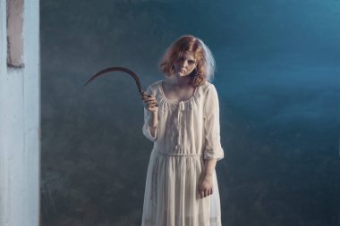 Korku filmindeki beyaz elbiseli korkunç kız.