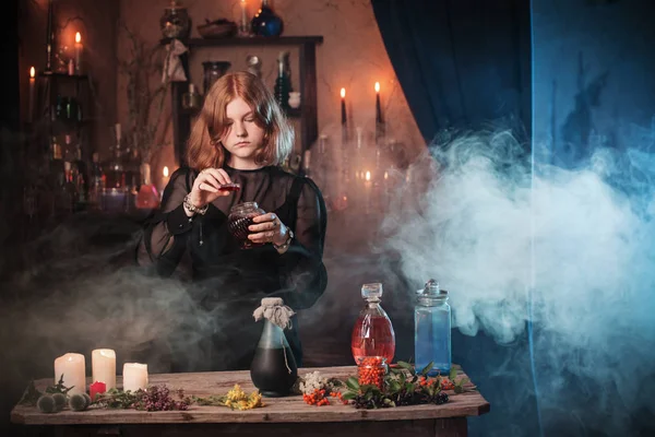 若い魔女が家に。ハロウィンのコンセプト — ストック写真