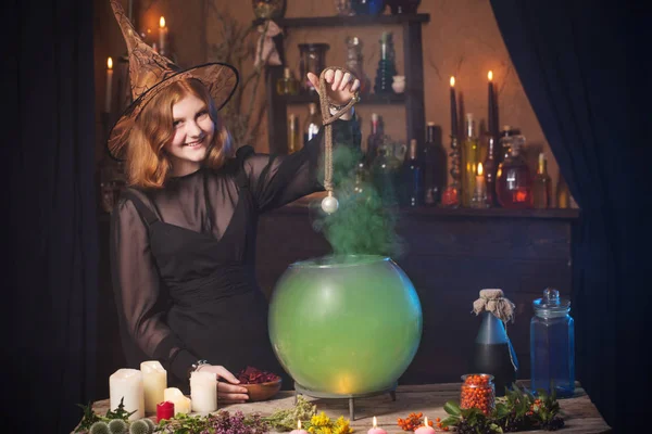 若い魔女が家に。ハロウィンのコンセプト — ストック写真