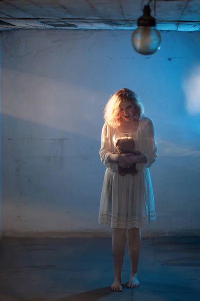 Menina assustadora em vestido branco de filme de terror no quarto — Fotografia de Stock