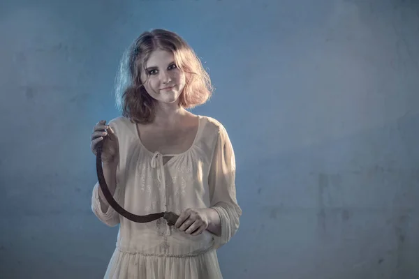 Strašidelná dívka v bílých šatech z hororového filmu v pokoji — Stock fotografie