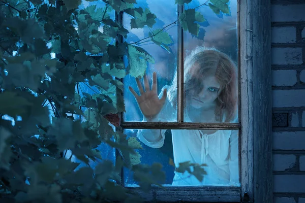 Fantasma menina na janela velha — Fotografia de Stock