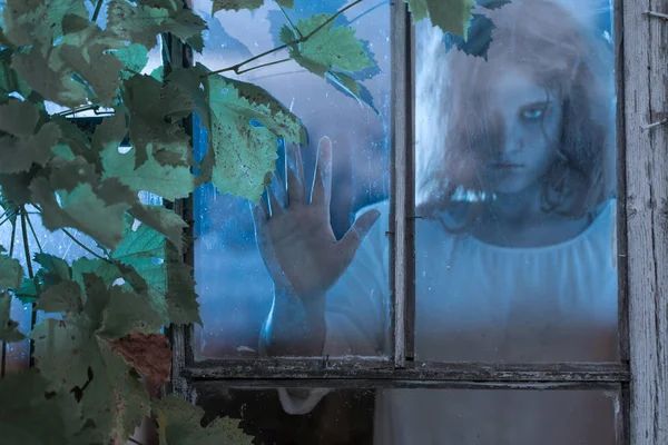 Meisje Ghost in het oude venster — Stockfoto