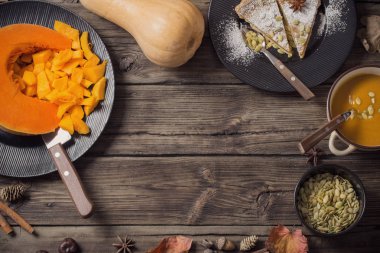 ahşap arka planda kabak yemekleri