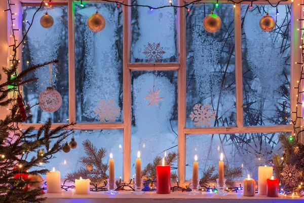 Vánoční ozdoby na starém dřevěném okně — Stock fotografie
