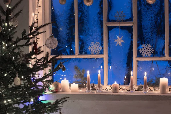 Decoraciones navideñas en ventana de madera vieja —  Fotos de Stock