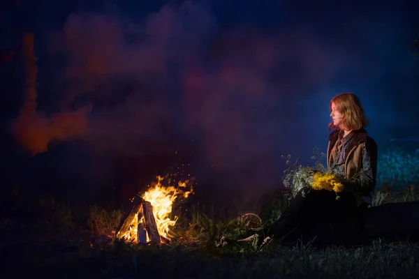 Joven bruja por la noche fuego en el bosque — Foto de Stock