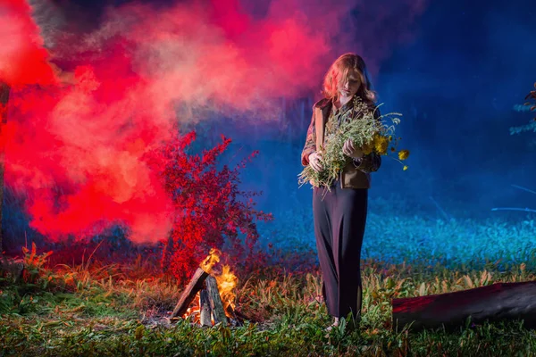 年轻的女巫在森林的夜火 — 图库照片