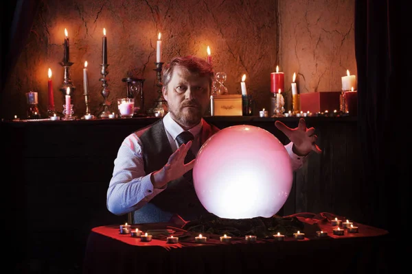 Homem cartomante com bola de cristal iluminado — Fotografia de Stock
