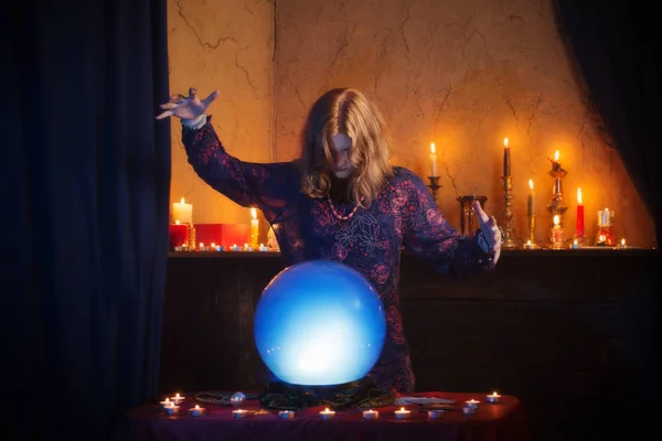 Bruja joven con bola de cristal iluminado —  Fotos de Stock