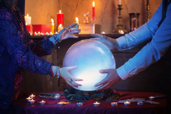 Işıklı kristal topu ile falcı eller — Stok fotoğraf