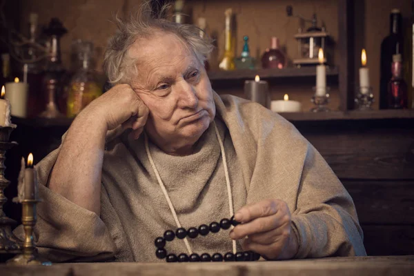 Anziano alchimista monaco con rosario — Foto Stock