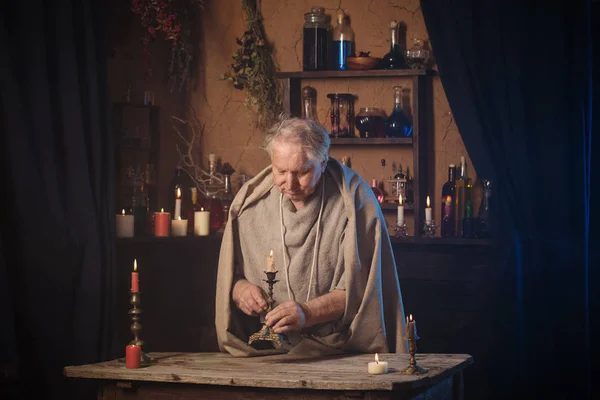 Starszy mniszek alchemik ze świecą — Zdjęcie stockowe