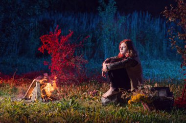 ormanda gece yangın genç cadı