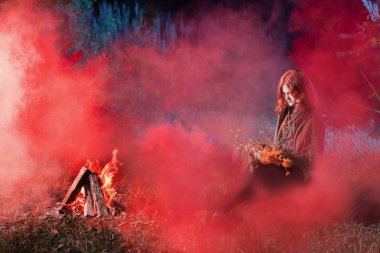 ormanda gece yangın genç cadı