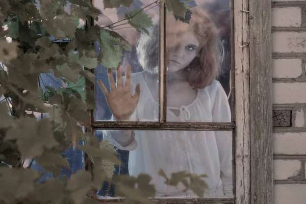 Meisje Ghost in het oude venster — Stockfoto
