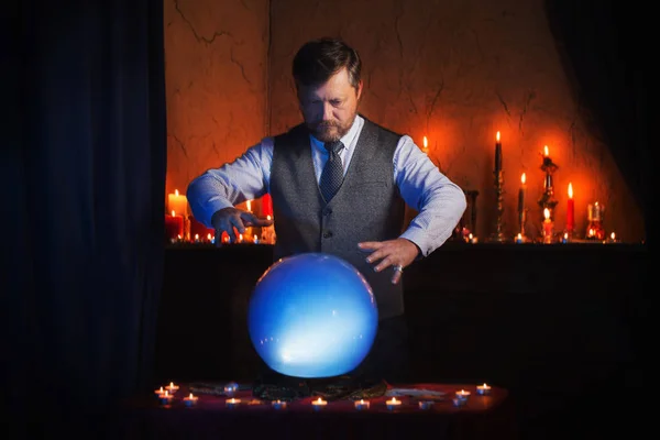 Mann Wahrsagerin mit beleuchteter Kristallkugel — Stockfoto