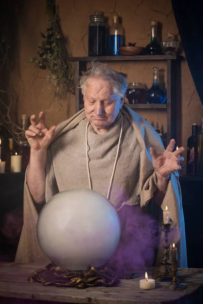 Sorcier âgé avec boule de cristal — Photo