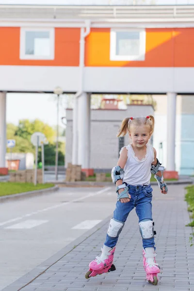 Malá holčička jede do vložených brusle — Stock fotografie