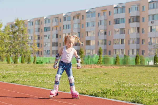 Malá holčička brusající jízdy na stadionu — Stock fotografie