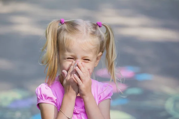 Petite fille dessine à la craie sur le trottoir — Photo