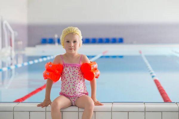 Little girl in swimming pool — Stock Photo, Image