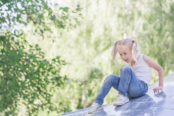 Schönes kleines Mädchen im Sommerpark Stockbild