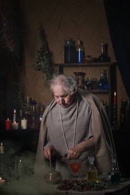 yaşlı simyacı keşiş sihirli iksir demler