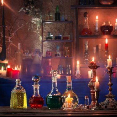 ahşap arka plan üzerinde şişelerde sihirli iksirler 
