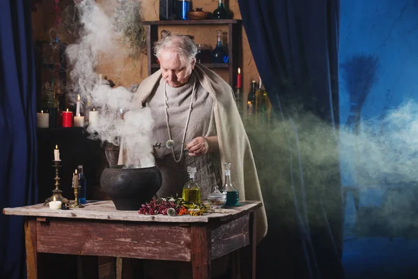 Vieux moine alchimiste brasse potion magique — Photo