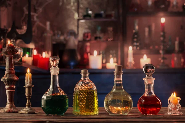 Магічні зілля в пляшках на дерев'яному фоні — стокове фото